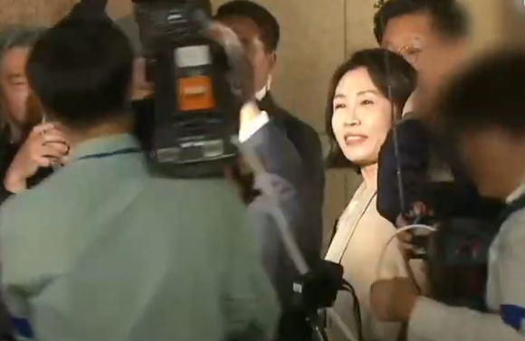 영상 취재기자가 김혜경 여사 밀치는 실수…MBN "사과"