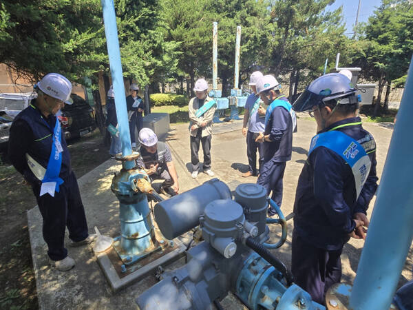 가평군이 구리시와 함께 밀폐공간 질식사고 예방을 위한 합동점검과 안전교육을 실시하고 있다. 가평군 제공
