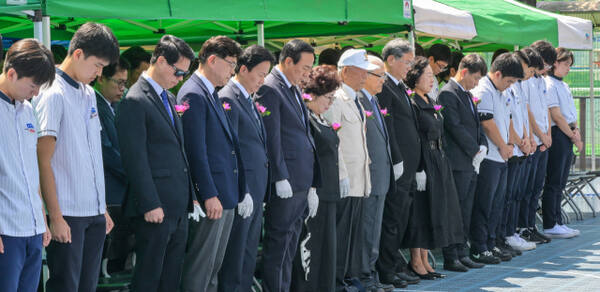 현충일을 하루 앞둔 5일 오전 수원특례시 팔달구 수원고등학교에서 열린 '6.25 참전 동문 추모 헌화식'에서 윤지윤 이사장 등 학교법인 지승학원 이사진, 1회 졸업생이자 참전용사인 김용주 동문, 박주왕 수원중·고 총동문회장, 김인영 전 국회의원, 김용서 전 수원시장, 김영진 경기일보 상무이사와 수원중·고등학교 학생들이 묵념을 하고 있다. 윤원규기자