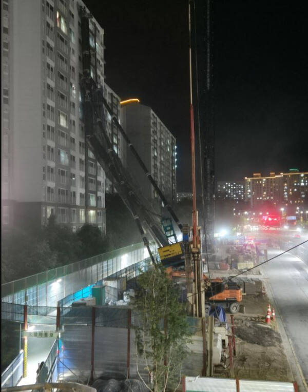 5일 오후 용인시 기흥구 서천동 인덕원-동탄 복선전철 공사장 내 항타기 장비가 인근 아파트로 넘어지는 사고가 발생했다. 경기도소방재난본부 제공
