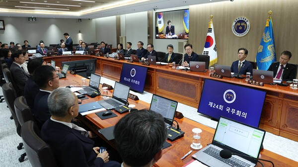 이재명 대통령이 5일 첫 국무회의를 주재하고 있다. 연합뉴스