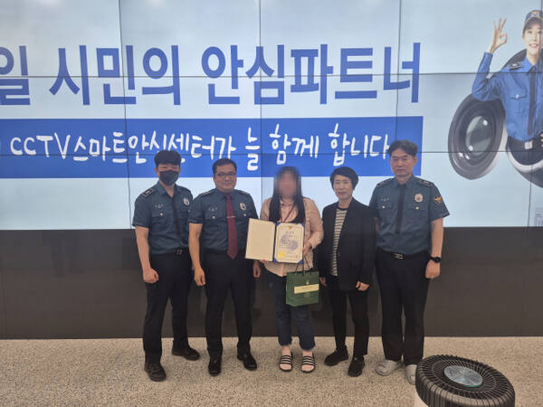 지난 5일 포천경찰서로 부터 감사장을 받은 A주무관과 관계자들이 함께 기념촬영을 하고 있다.포천시제공