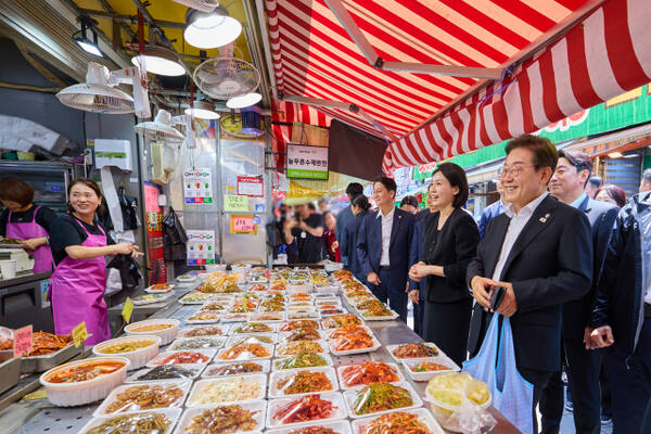전통시장 방문한 이재명 대통령 부부. 대통령실 제공