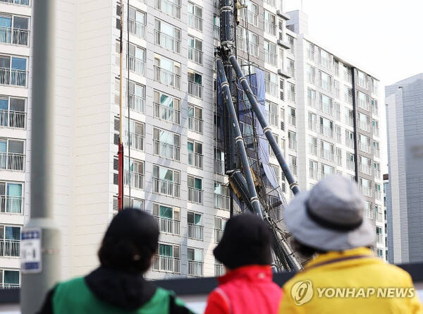 5일 오후 용인시 기흥구 서천동 인덕원~동탄 복선전철 공사 현장에서 항타기 전도 사고가 발생해 인근 아파트로 쓰러져 있다. 연합뉴스