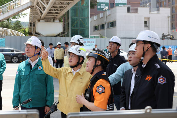 6일 오전 김동연 경기도지사가 용인 전철 공사현장 천공기 전도사고 현장 점검을 하고 있다. 경기도 제공