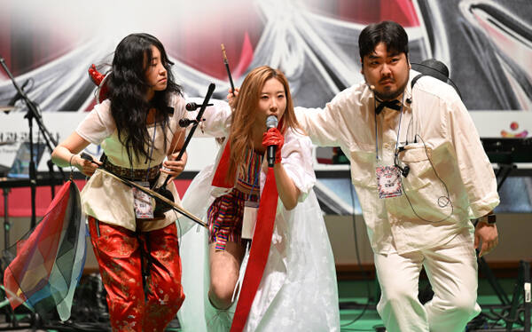 이날치 못지 않은 퍼포먼스와 가창력, 합주를 펼친 국악밴드 모꼬지의 무대. 조병석기자