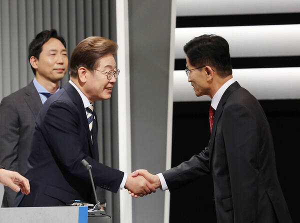 이재명 대통령과 김문수 전 국민의힘 대선 후보가 지난달 대선 후보 2차 토론회에서 인사를 나누고 있다. 연합뉴스