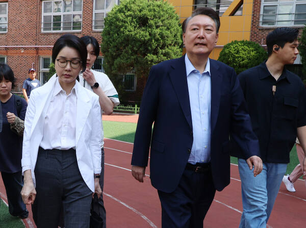윤석열 전 대통령과 김건희 여사가 21대 대통령 선거일인 지난 3일 서울 서초구 원명초등학교에 마련된 서초4동 제3투표소에서 투표를 마친 뒤 차량으로 향하는 모습. 연합뉴스