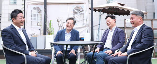 경기도와 경기도의회가 협치의 물꼬를 텄다. 사진은 지난 7일 오후 (왼쪽부터)김진경 경기도의회 의장, 김동연 경기도지사, 최종현 도의회 민주당 대표의원, 김정호 도의회 국민의힘 대표의원이 치맥회동을 하고 있는 모습. 경기도의회 제공.