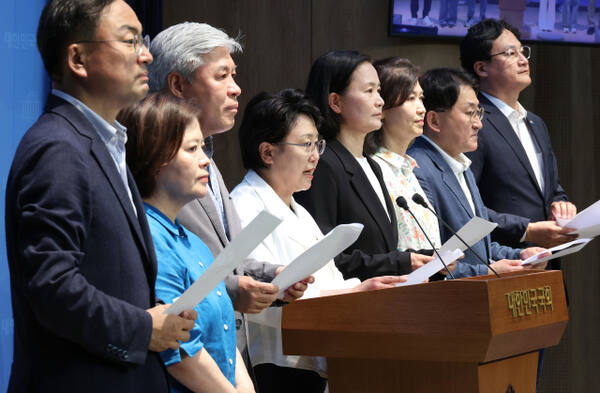 조국혁신당 김선민 당 대표 권한대행을 비롯한 의원들이 8일 서울 여의도 국회 소통관에서 "헌법 제84조에 따라 법원은 이재명 대통령에 대한 재판을 즉각 중단해야 한다"며 회견하고 있다. 연합뉴스