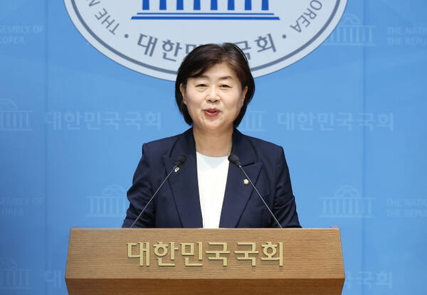 더불어민주당 차기 원내대표 선거에 출마한 서영교 의원이 8일 서울 여의도 국회 소통관에서 현안 관련 기자회견을 열고 발언하고 있다. 연합뉴스