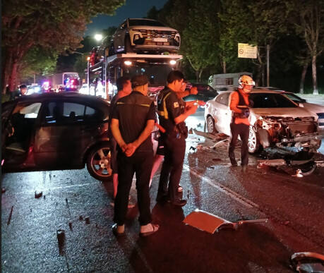 지난 8일 오후 9시24분께 인천 남동구 만수동 장수고가도로 인근 도로에서 경찰과 구급대원들이 사고 현장을 수습하고 있다. 인천소방본부 제공