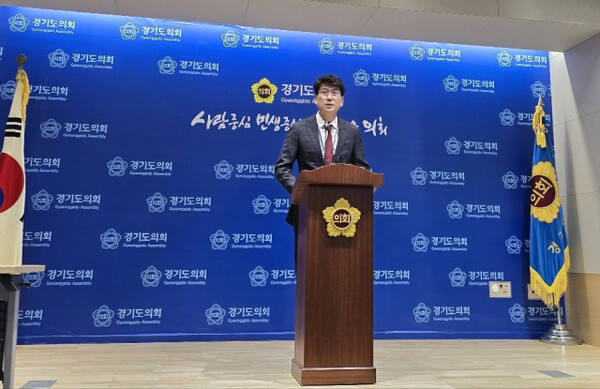 경기도의회 국민의힘 소속 김민호 도의원이 9일 오전 도의회 브리핑룸에서 기자회견을 하고 있다. 김경희기자