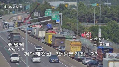 안성 평택제천고속도로 안성분기점 부근 화물차와 승용차 추돌사고 현장. 국토교통부 CCTV 영상 갈무리