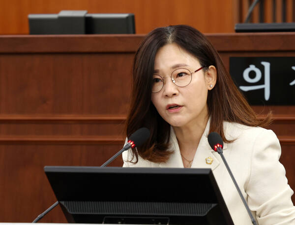 송진영 의원이 7분 발언을 통해 트램도입에 따른 문제점을 지적하고 있다. 오산시의회 제공