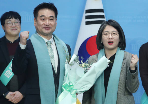 지난해 2월 15일 당시 용혜인 새진보연합 상임선대위원장(오른쪽)이 서울 여의도 국회 소통관에서 열린 새진보연합 2호 인재 영입 발표 기자회견에서 최혁진 전 문재인정부 사회경제비서관과 기념촬영을 하고 있다.