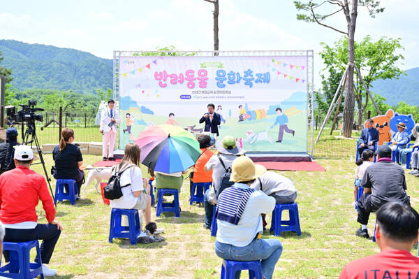 한탄강 생태경관단지에서 2025 포천 반려동물 문화축제 중 백영현 시장이 참가자들과 교류를 하고 있다. 포천시제공.