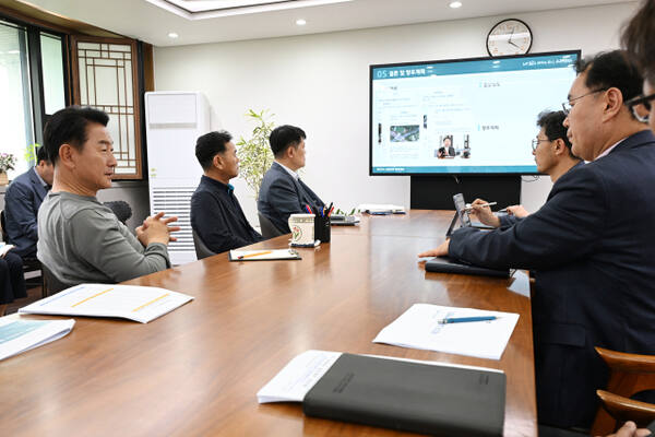 김동근 의정부시장이 최근 시청 회의실에서 열린 제23차 교통정책 전략회의에서 교통신호체계 최적화 사업 성과에 대해 논의하고 있다. 의정부시 제공
