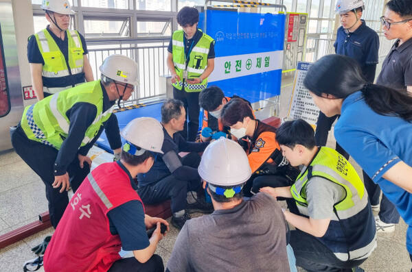 지난 9일 오후 4시26분께 검암역 상선승강장에서 쓰러진 외부작업자가 인천교통공사 직원의 응급조치로 의식을 회복했다. 교통공사 제공