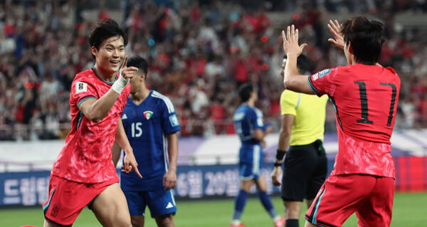 10일 서울월드컵경기장에서 열린 2026 북중미 월드컵 아시아 3차 예선 최종전 쿠웨이트와의 경기서 후반전 한국의 오현규(왼쪽)가 팀 세번째 골을 넣은 뒤 기뻐하고 있다.연합뉴스