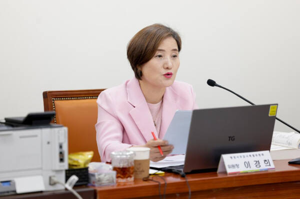 11일 구리시 행정지원국과 안전도시국 대상 구리시의회 행정사무감사에서 이경희 위원장이 주요 현안을 점검하고 있다. 구리시의회 제공