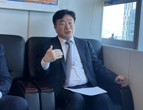 윤원석 인천경제청장이 11일 영종국제학교 우선협상대상자(위컴 애비) 현지실사결과를 보고하고 있다. 김샛별기자