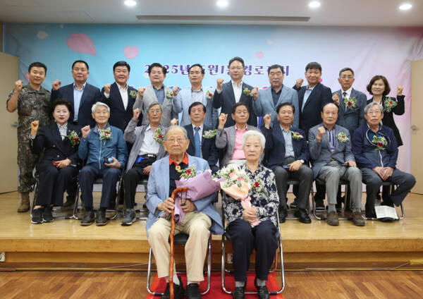 수원시 장안구 조원1동 주민자치회와 마을 어르신, 유관 기관 관계자 등이 경로잔치를 열고 기념촬영을 하고 있다. 장안구 제공