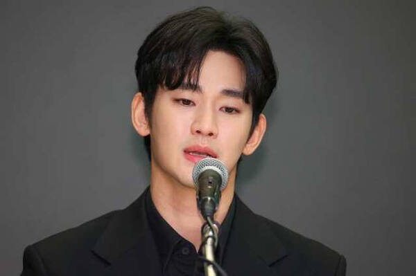 배우 김수현이 지난 3월 31일 오후 서울 마포구 스탠포드 호텔에서 미성년자였던 배우 고 김새론과 교제했다는 의혹과 관련해 입장발표 기자회견을 하고 있다. 연합뉴스