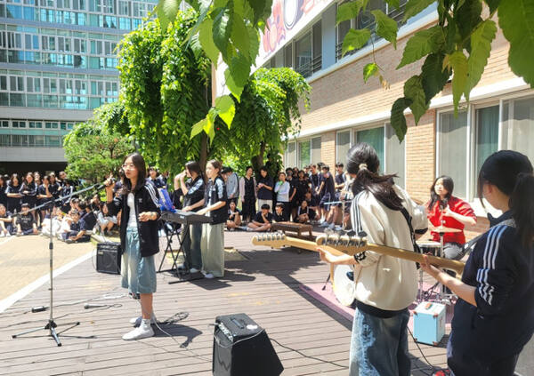 11일 용인 흥덕중학교에서 작은 콘서트가 열렸다. 밴드부 공연 모습. 흥덕중 제공