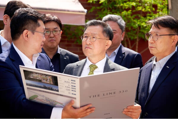 정경구(가운데) HDC현대산업개발 대표이사가 지난4월 24일 용산정비창 전면1구역 재개발 사업지 현장을 방문해 점검하고 있다. HDC현대산업개발