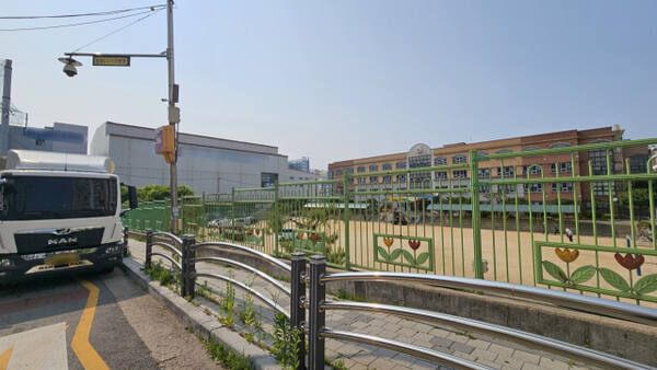11일 오전 인천 서구 A초등학교. 통학로에 화물차가 불법주차되어 있다. 멀찍이 뒤에는 가구창고가 보인다. 박기웅기자
