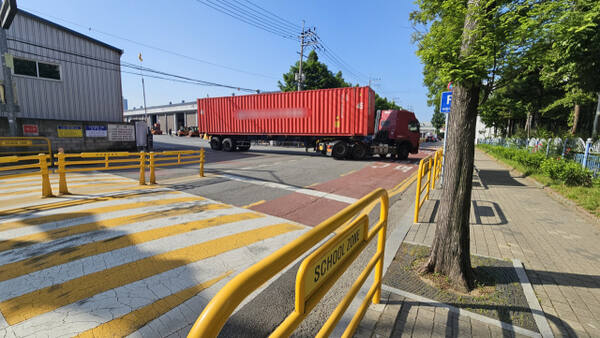 11일 오후 인천 중구 B초등학교. 학교 바로 앞 보세창고에서 화물차가 나오고 있다. 박기웅기자