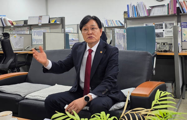 박용철 강화군수가 인천시청 기자실을 찾아 국방부의 대북방송 중단의 필요성 등을 설명하고 있다. 장민재 기자