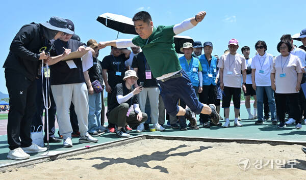 시각장애인들이 한자리에 모여서 즐기는 체육대회 [포토뉴스]
