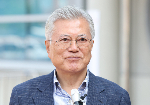 문재인 전 대통령, '뇌물 수수 혐의' 재판 관할 이송 신청