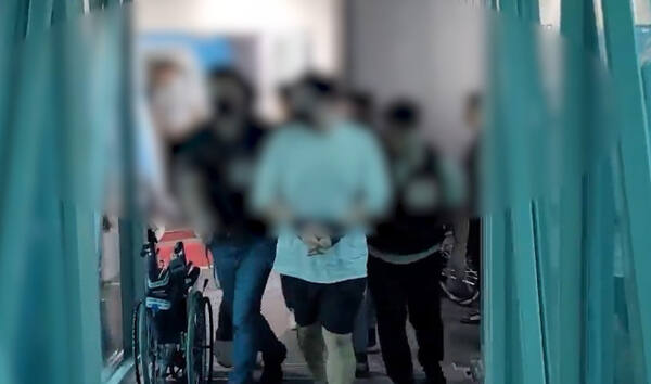 경찰이 A씨를 국내로 송환하는 모습. 경기남부경찰청 제공