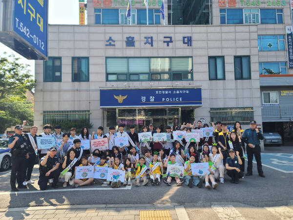 포천경찰서 소흘지구대 앞에서 지역5개학교 학생30명과 전문상담교사 경찰 청소년상담복지센터 정신건강복지센터 등 유관기관이 함게 생명존중 캠페인을 하고 기념촬영을하고 있다. 포천교육청제공.