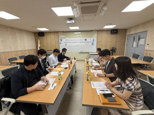 구리교육지원센터는 일본 도쿠시마현과 교육청 2층 회의실에서 구리·남양주 지역 학생들에게 국제적 감각 등 교류를 위한 논의를 하고 있다.구리교육지원센터 제공