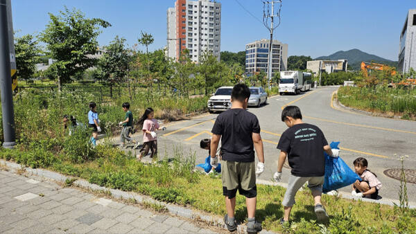이천 마장초 학생들이 우리 동네 환경 지킴이 정화 활동을 학교 인근에서 펼치고 있다. 마장초 제공.