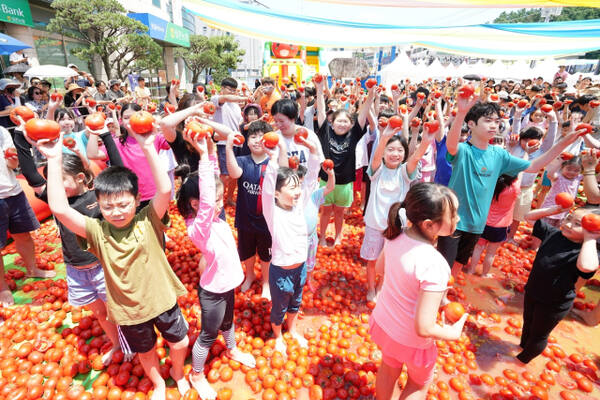 광주시가 주최하고 퇴촌토마토축제운영위원회가 주관하는 ‘제23회 퇴촌토마토거리축제’가 20~22일 광주시 퇴촌면 광동로 일원에서 개최된다. 사진은 지난해 축제 모습. 광주시 제공