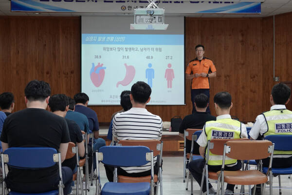 안성소방서가 12일 안성경찰서 대강당에서 직원을 대상으로 심폐소생술과 응급처치교육을했다.안성소방서 제공