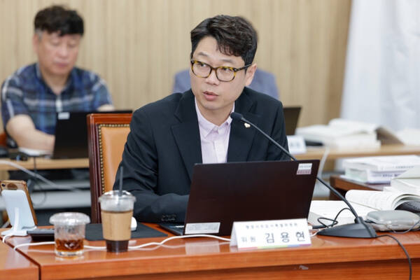 김용현 구리시의원이 구리시 행정사무감사에서 교통안전 대책 점검 등을 질의하고 있다. 김용현 의원 제공