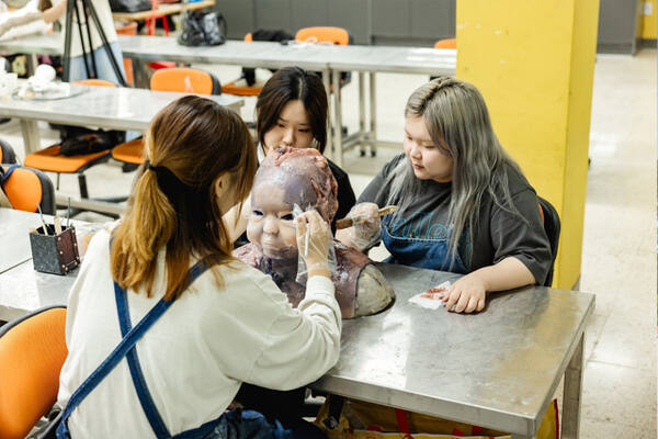 특수분장과 학생들이 실습 중인 모습. 대경대학교 제공