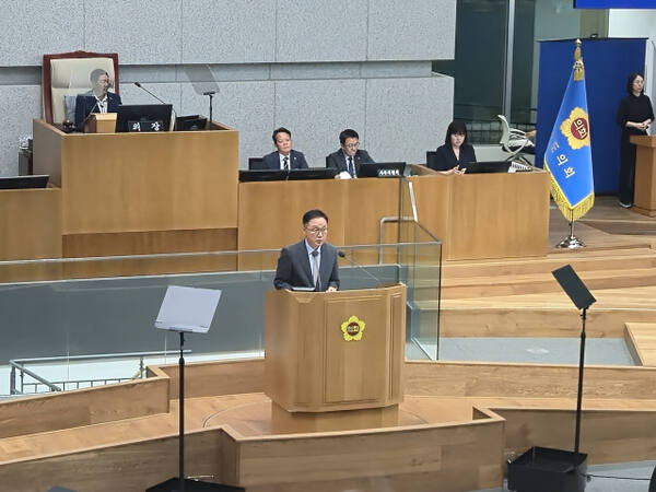 12일 강현석 경기도 미래평생교육국장이 경기도의회 제384회 정례회 제3차 본회의에 참석해 대집행부 질문에 답하고 있다. 이진기자