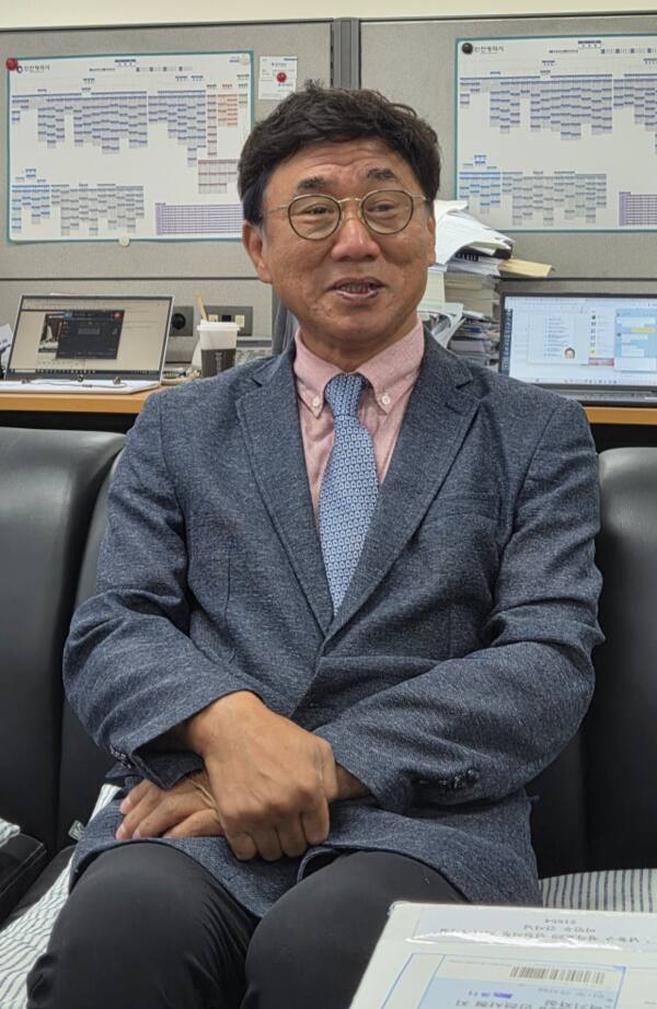 고남석 더불어민주당 인천시당위원장이 12일 인천시청 기자실을 방문해 대선 결과에 대한 소회를 전하고 있다. 박귀빈기자
