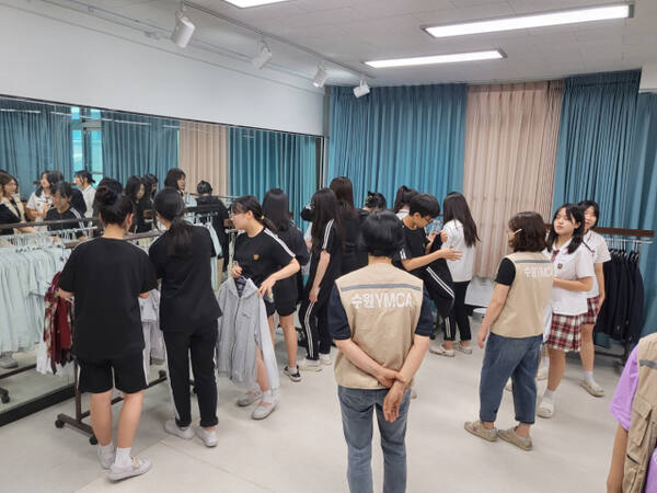지난 11일 매향중학교에서 수원 YMCA와 수원교육지원청이 마련한 교복은행이 운영됐다. 수원YMCA 제공