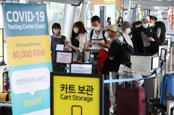 영종도 인천국제공항 제1여객터미널 입국자 전용 코로나 검사센터가 해외 입국자들로 붐비고 있다. 경기일보DB