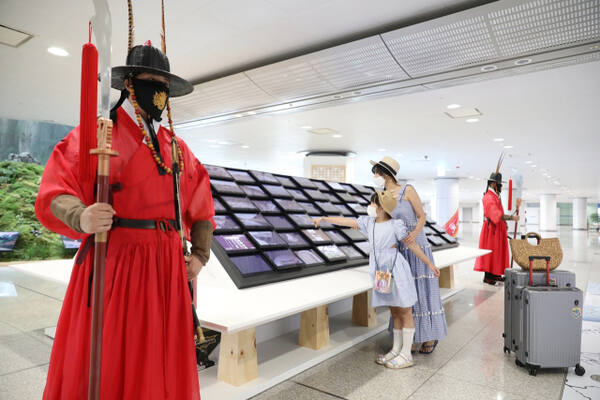 인천공항의 AR·VR 기반 한국 문화유산 콘텐츠 전시 모습. 경기일보DB