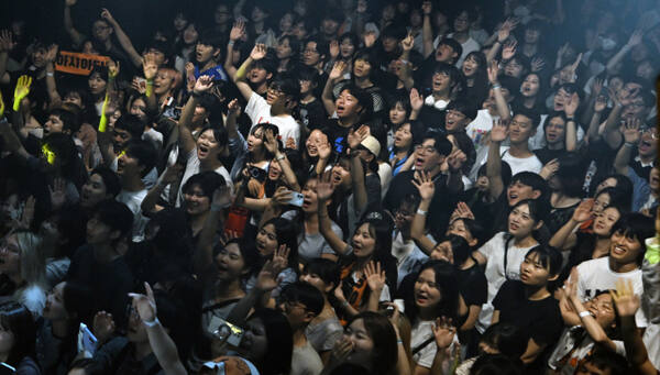 14일 오후 서울 마포구 무신사 개러지에서 열린 인천펜타포트 락 페스티벌 20주년 기념 행사이자 사전무대인 ‘PENTAPORT 2.0: THE FIRST WAVE(더 퍼스트 웨이브)’를 보기 위해 모인 관객아티스트의 공연에 호응하고 있다. 조병석기자