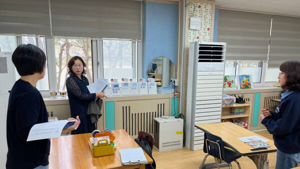 고양교육지원청 관계자들이 장성초등학교에서 교실 내 네트워크 장비인 스위치를 점검하고 있다. 고양교육지원청 제공